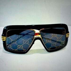 Beautiful GUCCI sunglasses, authentic and used a couple times. Great condition.